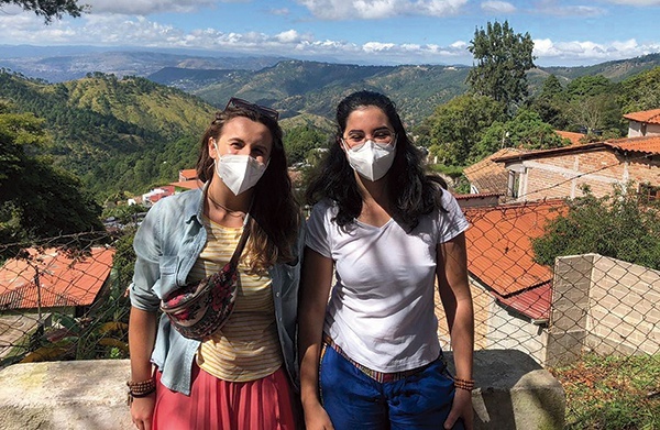 ▲	Ania i Lucile – wolontariuszka z Francji – na wycieczce w czasie wolnym od pracy w Tegucigalpie. 