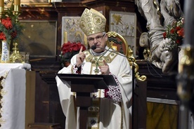 Biskup w czasie homilii z okazji Objawienia Pańskiego.