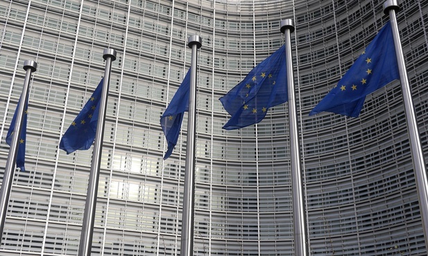 Komisja Europejska obwiniana za powolne wdrażanie szczepień w UE