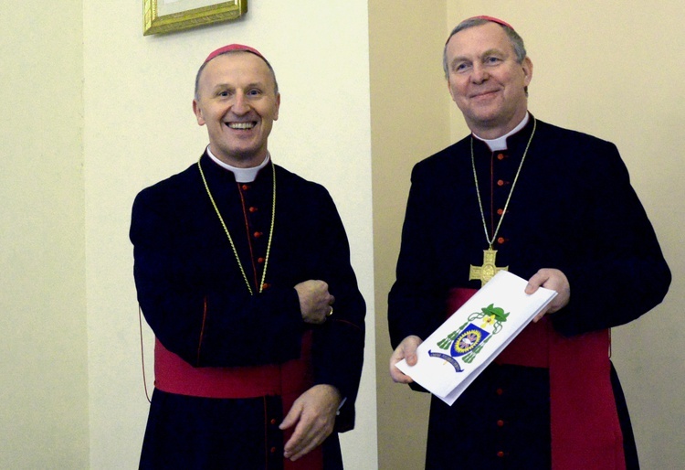 Nowy ordynariusz radomski wręcza swoją pierwszą nominację w Radomiu. Bp Piotr Turzyński został wikariuszem biskupim.