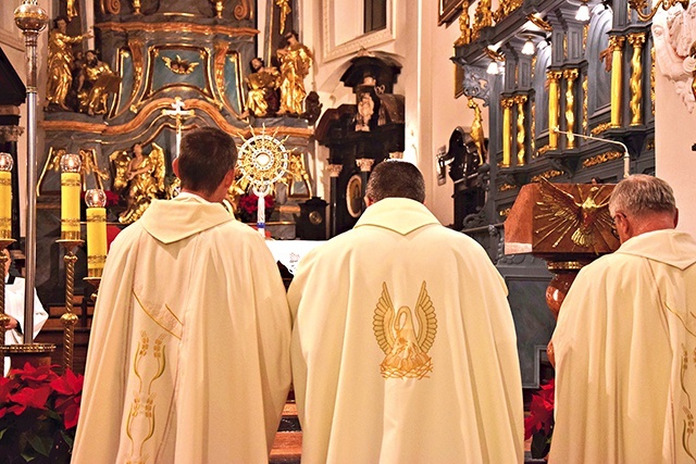 W katedrze łowickiej bp Osial przed Najświętszym Sakramentem dziękował Bogu za łaski i prosił o błogosławieństwo  dla wszystkich diecezjan.