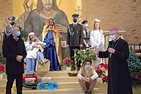 Biskup Szlachetka wraz z uczestnikami tegorocznej inscenizacji.