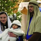 ▲	Święta Rodzina  – w którą wcielili się Małgorzata i Mateusz Gontarkowie z synkiem Ignasiem – była centrum świętowania.