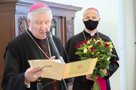 Bp Romuald Kamiński przedstawił akt nominacji. W tym samym czasie dokument odczytano także w kurii w Radomiu.
