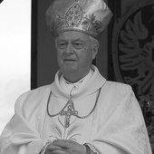 Biskupim zawołaniem śp. bp. Adama Dyczkowskiego były słowa „Sursum corda” (W górę serca).