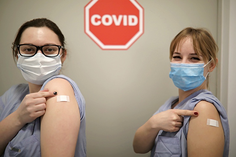 Zaszczepienie się to obecnie jedyny sposób dający realne szanse na pokonanie pandemii koronawirusa.