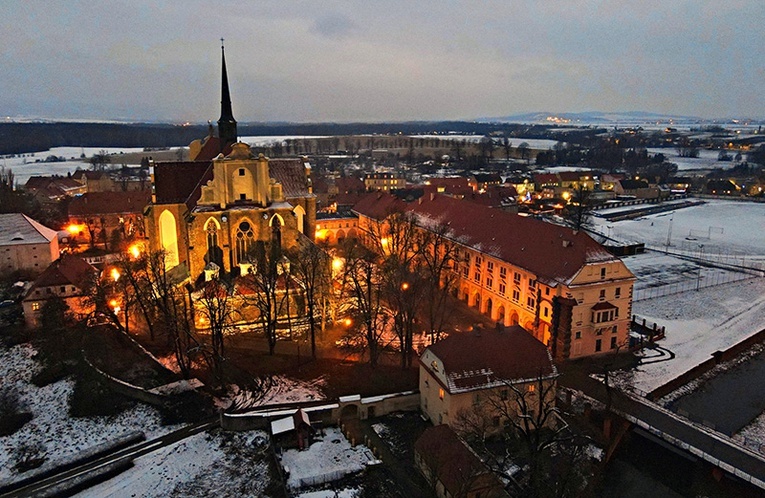 Dawny kościół ewangelicki i pałac Marianny Orańskiej.