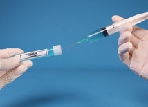 Do kraju dociera mniej szczepionek; nie wszystkie szpitale rozpoczęły podawanie drugiej dawki