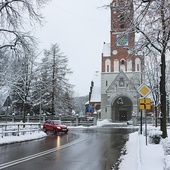 Charakterystyczny niebieski zegar z kościelnej wieży został w ostatnich latach odrestaurowany.
