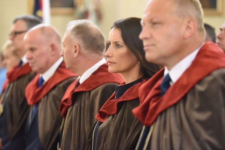 Kobiety i mężczyźni w Bractwie św. Józefa noszą brązowe peleryny.