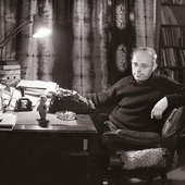 Stanisław Lem w swoim domu  przy ulicy Narwik na osiedlu Kliny  (Kraków, luty 1966 r.)