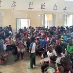 Dzieci z Afryki przedstawiające jasełka i piszące list