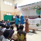 Dzieci z Afryki przedstawiające jasełka i piszące list