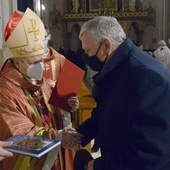 Życzenia bp. Henrykowi Tomasikowi składa poseł Marek Suski.