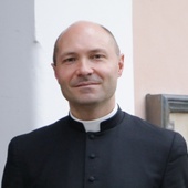 Ks. Krzysztof Kinowski, rektor GSD, jest absolwentem Papieskiego Uniwersytetu Biblijnego w Rzymie. Studiował także na Uniwersytecie Hebrajskim w Jerozolimie.