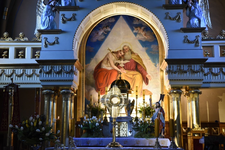 W ołtarzu głównym znajduje się obraz Trójcy Świętej.