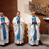 Eucharystia podczas styczniowego spotkania biblijnego. Od lewej ks. Przemysław Wójcik, ks. Jacek Kucharski, ks. kan. Jerzy Szpytma.
