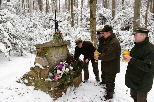 Pomnik na terenie Nadleśnictwa Daleszyce. Lesnicy pamiętają o uczestnikach powstania styczniowego.  