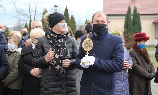 Relikiwe św. Jakuba wypożyczonego Rzykom przez parafię w Leśnje i jej proboszcza ks. Piotra Sadkiewicza, do kościoła wnieśli Bożena i JerzyKowalscy.