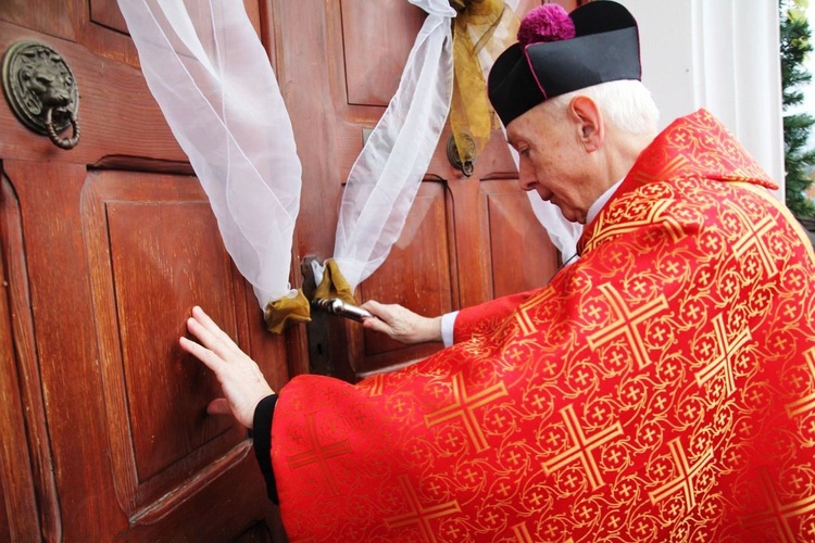 Ks. prałat Stanisław Czernik z Andrychowa uroczyście otwiera drzwi stacyjnego kościoła jubileuszowego św. Jakuba w Rzykach.