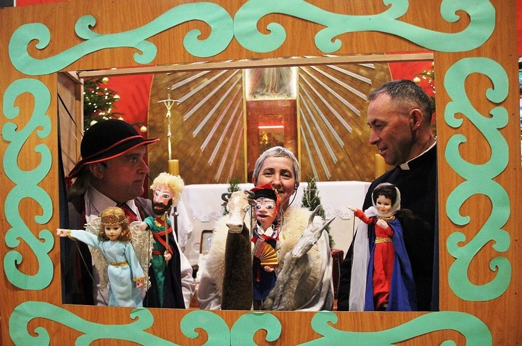 Od lewej: Piotr Piecha, Teresa Piecha i ks. Zygmunt Mizia z jasełkowymi kukiełkami, które odwiedziły Miliardowice.