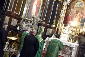Protestancki biskup odniósł się m. in. do ołtarza z krzyżem i obrazem Jasnogórskiej Pani.