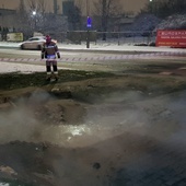 Gorąca woda uszkodziła chodnik i wylewa się w kierunku ul. Wjazdowej.