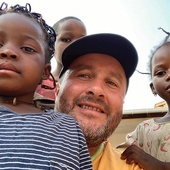 	– Chcę zrobić wszystko, by te dzieci były bezpieczne i aby nigdy nie były głodne – zapewnia zakonnik.