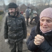 Pani Teresa wraz z synem na pogorzelisku ich domu. Dzięki ludziom dobrej woli dramatyczne wydarzenia staną się tylko złym wspomnieniem.