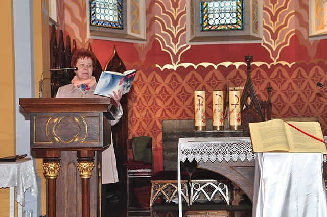 ▲	Pani Halina podczas nabożeństwa słowa Bożego w szczawnickim kościele. 