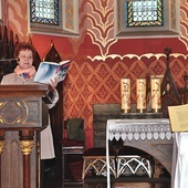 ▲	Pani Halina podczas nabożeństwa słowa Bożego w szczawnickim kościele. 