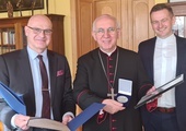 Arcybiskup z prof. Sławomirem Bukowskim i ks. Grzegorzem Zielińskim.