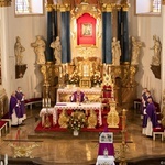 Modlitwa za zmarłych biskupów przed obliczem Matki Bożej Cierpliwie Słuchającej