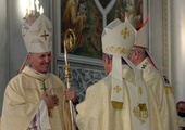 Bp Marek Solarczyk otrzymał pastorał, symbol władzy pasterskiej, który nosił bp Edward Materski, pierwszy ordynariusz radomski.