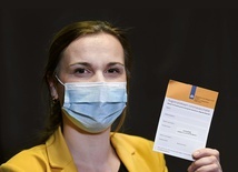 Takie świadectwa szczepienia otrzymują w Holandii osoby, które przyjęły szczepionkę przeciwko COVID-19.