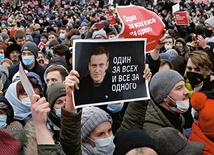 Tysiące ludzi uczestniczyło w demonstracji poparcia dla Aleksieja Nawalnego w Petersburgu.