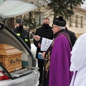 Ks. proboszcz Janusz Gacek przy trumnie ks. Juliusza Olejaka, przywiezionej z Opola, gdzie zmarły spędził ostatnie lata życia.