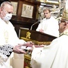 Biskup otrzymaną od Apostolstwa Trzeźwości księgę przekazał proboszczowi katedry.