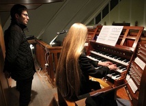 Katarzyna Frankowska i jej nauczyciel Michał Duźniak podczas organowego koncertu kolędowego.