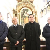 Ks. Marian Chełmecki z panami (od lewej): Wiesławem, Antonim i Andrzejem.
