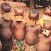 ▲	Dzieci w „maseczkach” antywirusowych w Togo.