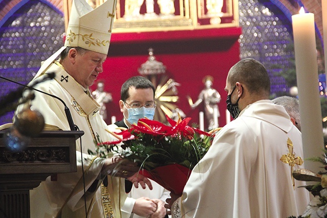 Na zakończenie Eucharystii rektorzy obu uczelni złożyli abp. Józefowi Kupnemu życzenia z okazji 15. rocznicy przyjęcia sakry biskupiej.