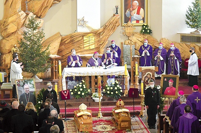 Mszy pogrzebowej w kościele pw. Pierwszych Męczenników Polski przewodniczył abp Andrzej Dzięga. 