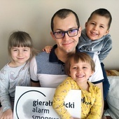 Wojciech Szczypka z Polskiego Alarmu Smogowego z dziećmi.