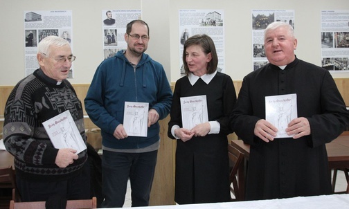 Od lewej: ks. Eugeniusz Nycz, Bogusław Gąszcz, Ewa Piecha-Kasprzyk - autorka książki "Boży Muszkieter" i ks. prałat Stanisław Morawa.
