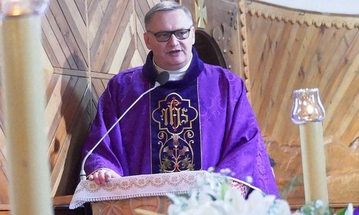Ks. Jacek Urbaczka, rodak z Jaworzynki i proboszcz w Pruchnej wygłosił pogrzebową homilię.