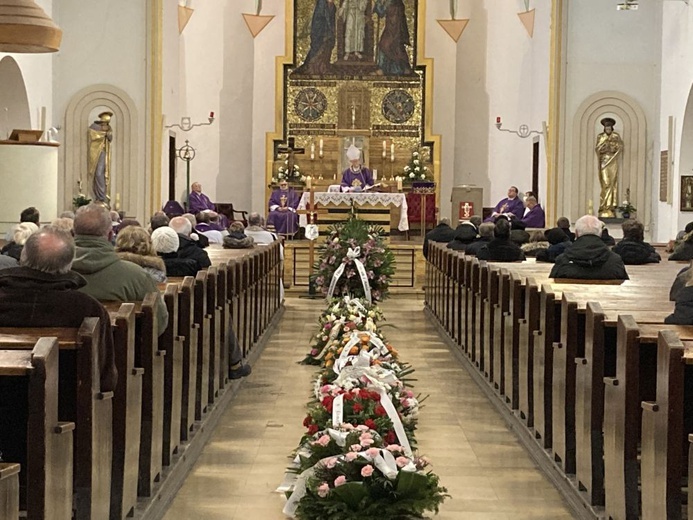 Pogrzeb Haliny Krasnowskiej, mamy proboszcza parafii Świętej Rodziny w Wałbrzychu