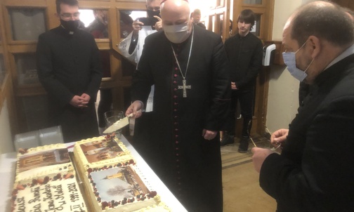 Krojenie tortu uroczyście rozpoczęli bp Piotr Greger wraz z ks. Marianem Mazurkiem.