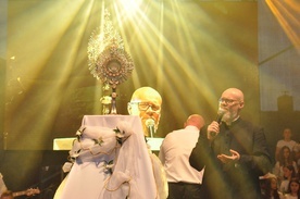 Ks. Piotr Adamczyk podczas uwielbienia w Zakliczynie.