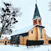 Kościół jest chętnie odwiedzany przez turystów wypoczywających na Wyspie Sobieszewskiej.
